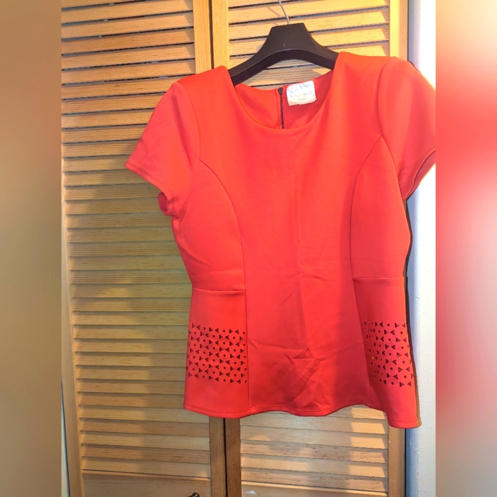 Romeo & Juliet Couture Large Women's Shirt Sleeve Blouse with Laser Cut Detail-